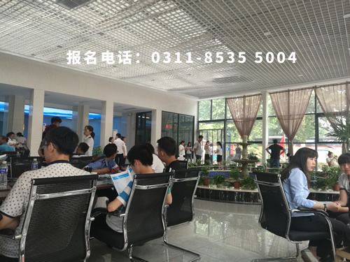 石家莊鐵路職業(yè)技工學(xué)校學(xué)費一年多少？